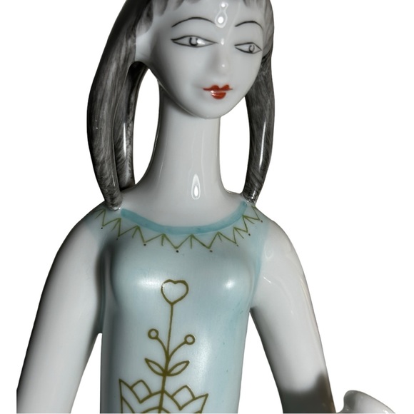 Hollohaza Hungarian Vintage Porcelain Waterbearer Woman Figurine - Picture 3 of 11